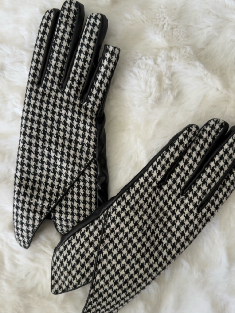 NWOT Vince Camuto Black and White Houndstooth Faux Leather Gloves